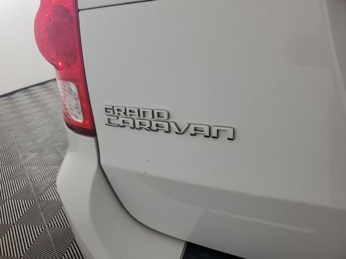 Used 2018 Dodge Grand Caravan SE w/ UConnect Hands-Free Group FWD image 30