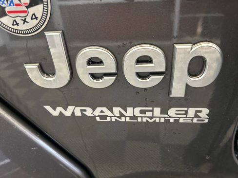 Used 2019 Jeep Wrangler Unlimited Sahara image 9