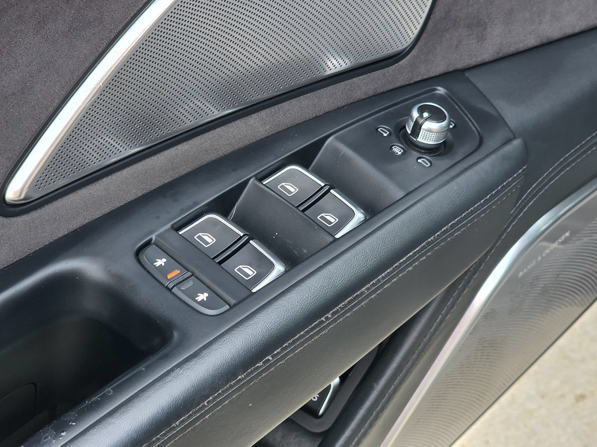 Used 2015 Audi S8 AWD/4WD image 29