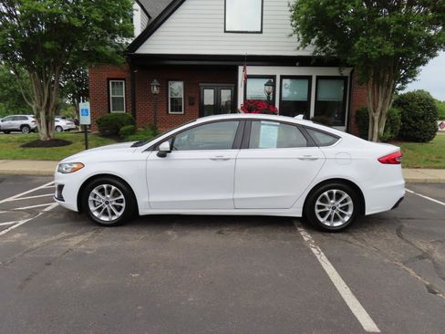 Used 2020 Ford Fusion SE image 3