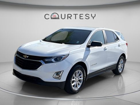 Used 2020 Chevrolet Equinox LS w/ LS Convenience Package FWD image 2