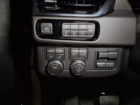 New 2026 GMC Yukon AT4 w/ AT4 Preferred Package AWD/4WD image 17