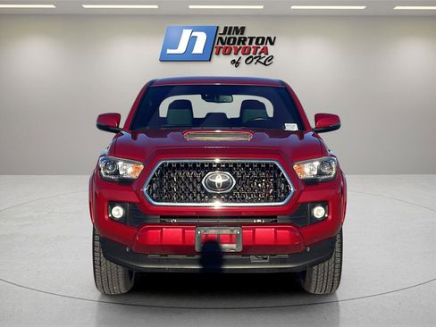 Used 2019 Toyota Tacoma TRD Sport image 2