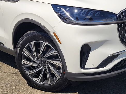 Used 2026 Lincoln Aviator AWD image 6