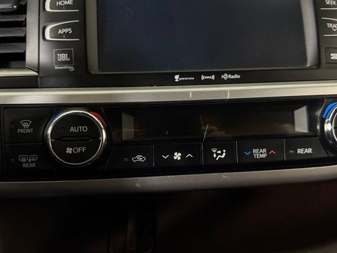 Used 2017 Toyota Highlander Limited AWD/4WD image 23