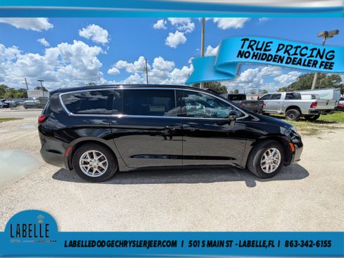 Used 2026 Chrysler Pacifica Select FWD image 3