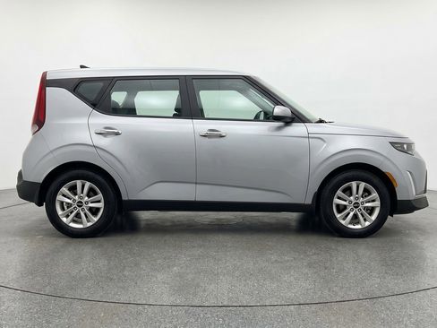 Used 2025 Kia Soul LX w/ LX Technology Package FWD image 11