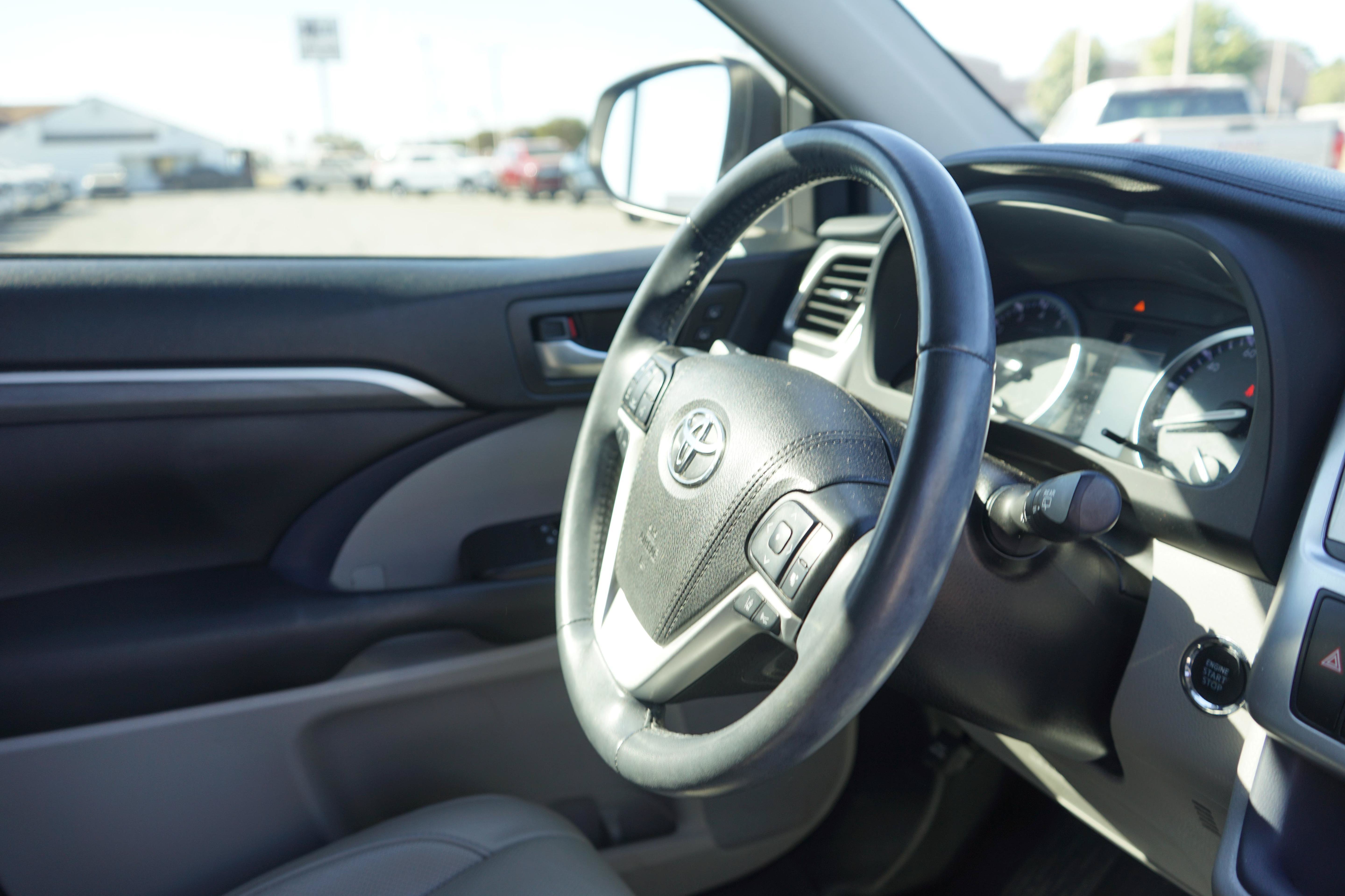 Used 2019 Toyota Highlander Limited FWD image 24