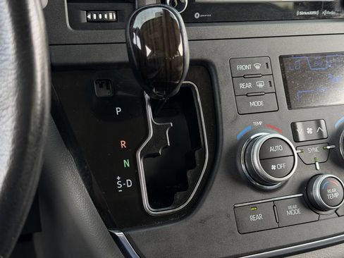 Used 2019 Toyota Sienna XLE w/ XLE Navigation Package FWD image 19