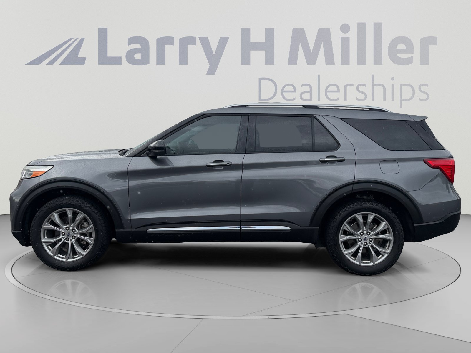 Used 2021 Ford Explorer Limited w/ Equipment Group 301A AWD/4WD image 2