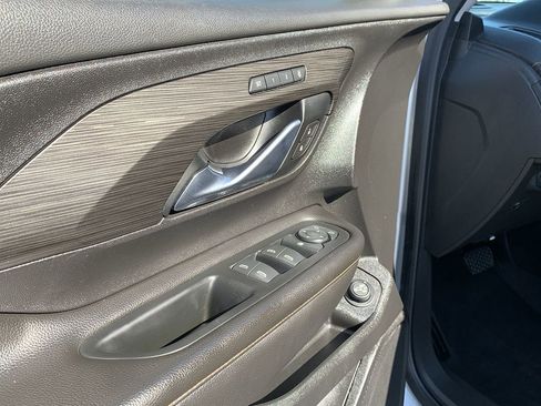 Used 2021 GMC Terrain SLT image 16