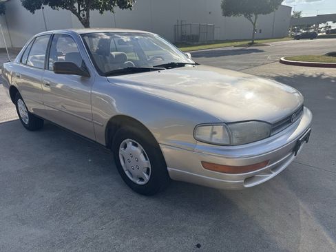 Used 1994 Toyota Camry LE FWD image 3