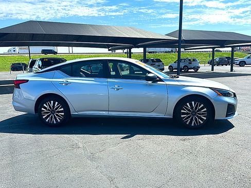 Used 2024 Nissan Altima 2.5 SV FWD image 9