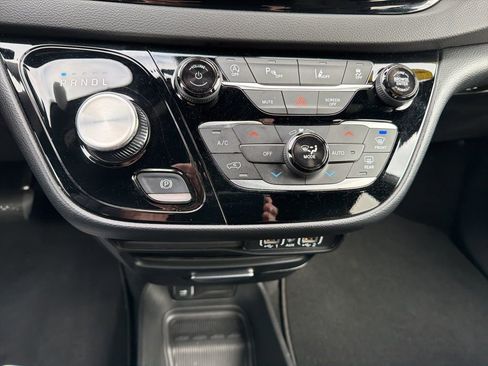 Used 2025 Chrysler Voyager LX image 23