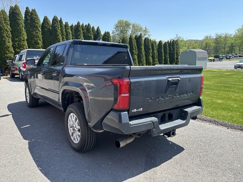 Used 2025 Toyota Tacoma SR5 AWD/4WD image 5