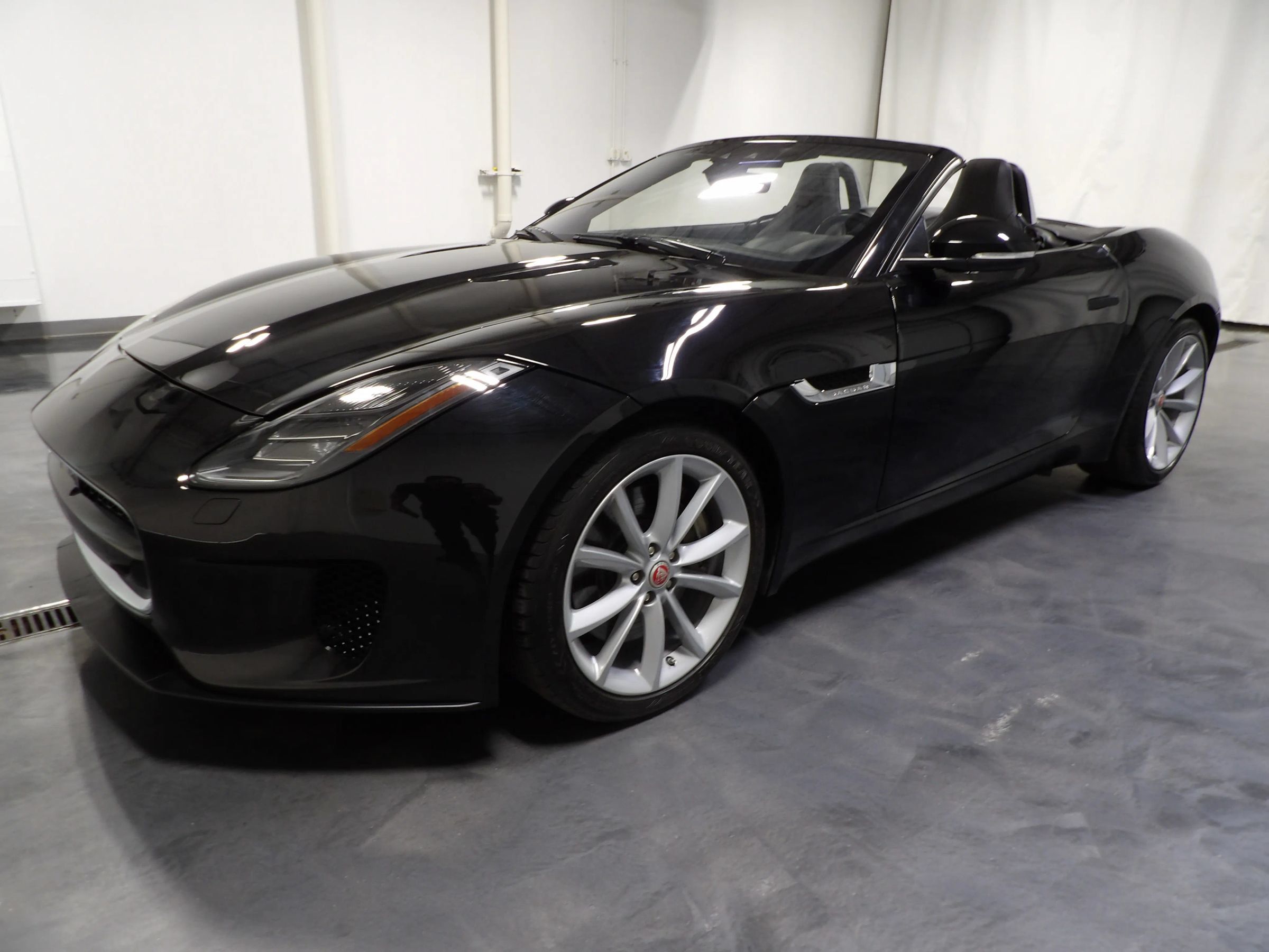 Used 2020 Jaguar F-TYPE Convertible RWD image 13