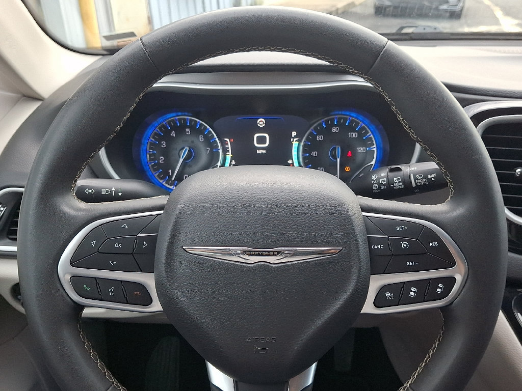 Used 2024 Chrysler Pacifica Touring-L FWD image 19
