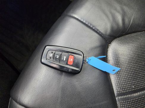 Used 2018 Toyota Camry XLE image 44