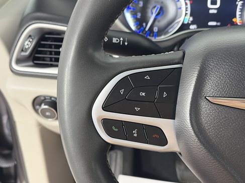 Used 2023 Chrysler Pacifica Touring-L FWD image 27