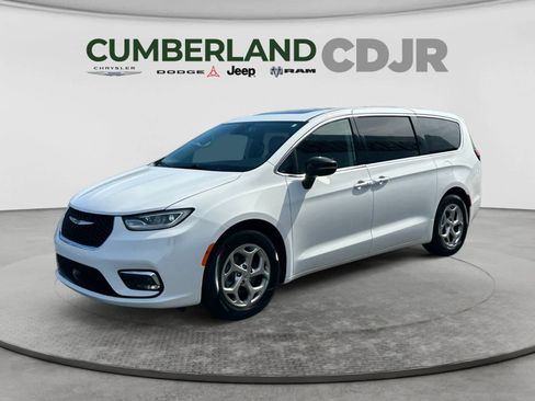 Used 2024 Chrysler Pacifica Limited FWD image 1