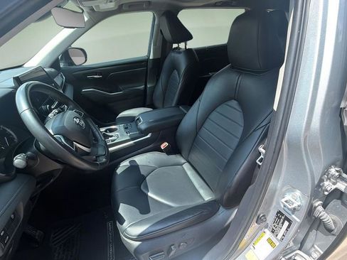 Used 2024 Toyota Highlander XLE FWD image 12