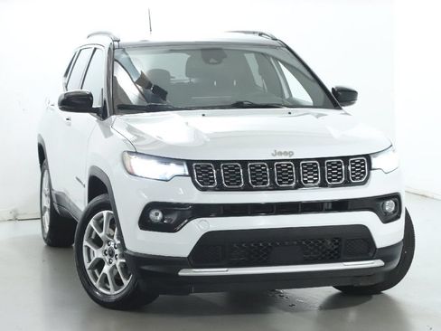 Used 2025 Jeep Compass Limited AWD/4WD image 2