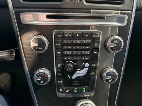 Used 2017 Volvo XC60 T6 R-Design w/ Climate Package image 27