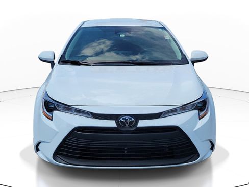 Used 2024 Toyota Corolla LE w/ LE Convenience Package FWD image 2