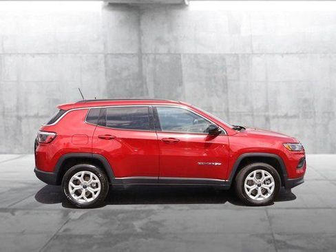 Used 2025 Jeep Compass Latitude w/ Sun & Sound Group AWD/4WD image 5