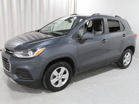 Certified 2022 Chevrolet Trax LT w/ LT Convenience Package image 3