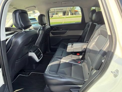 Used 2025 Lincoln Nautilus Premier AWD/4WD image 23