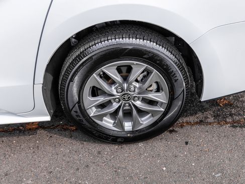 Used 2025 Toyota Sienna LE image 14