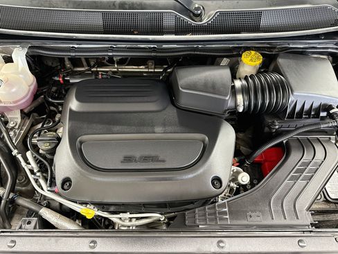Used 2024 Chrysler Pacifica Touring-L FWD image 35