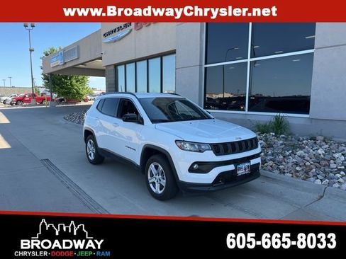 Used 2023 Jeep Compass Latitude image 1