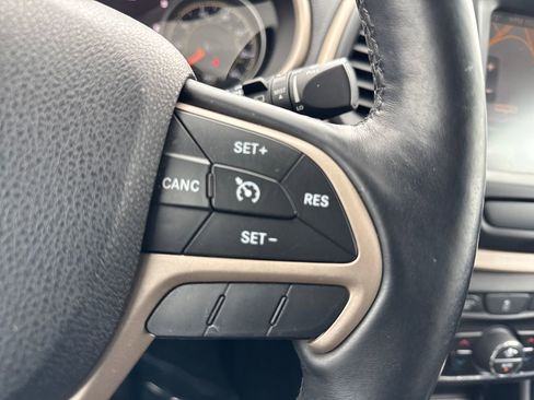 Used 2015 Jeep Cherokee Limited image 28