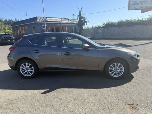 Used 2016 MAZDA MAZDA3 i Touring w/ Popular Equipment Package FWD image 9