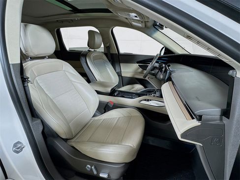 Used 2024 Lincoln Nautilus Reserve w/ Equipment Group 202A image 28