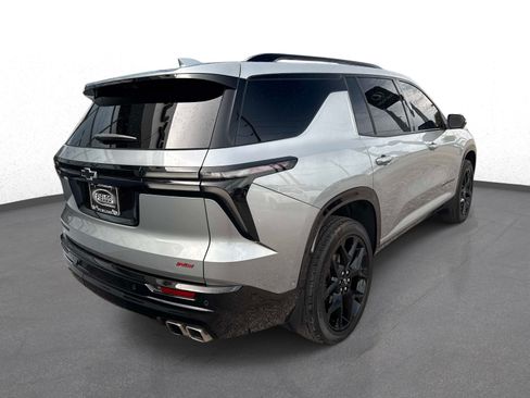 Used 2025 Chevrolet Traverse RS FWD image 3