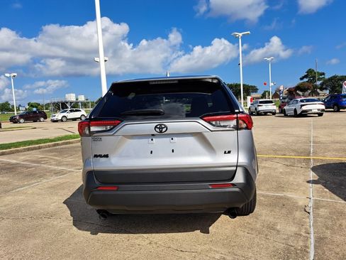 Used 2024 Volkswagen Taos SE FWD image 6