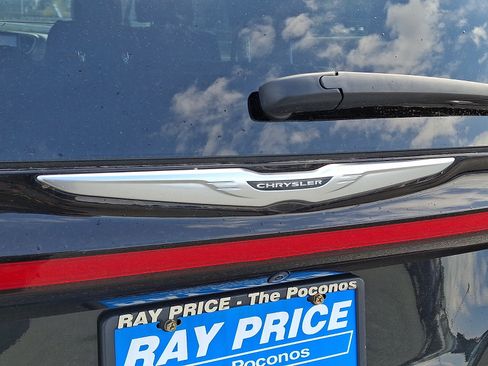 Used 2023 Chrysler Pacifica Touring-L FWD image 32