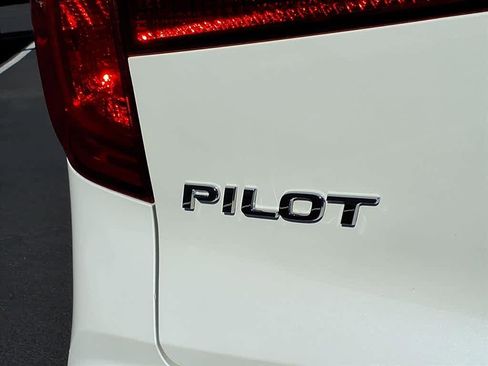 Used 2018 Honda Pilot Touring image 14