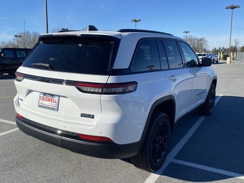 New 2025 Jeep Grand Cherokee Altitude image 8