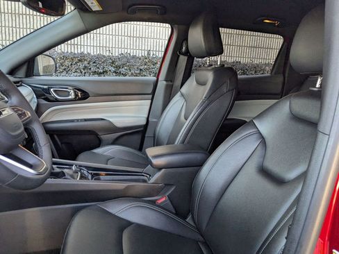 Used 2025 Jeep Compass Limited image 21