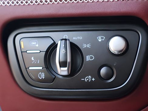 Used 2020 Bentley Bentayga AWD/4WD image 21