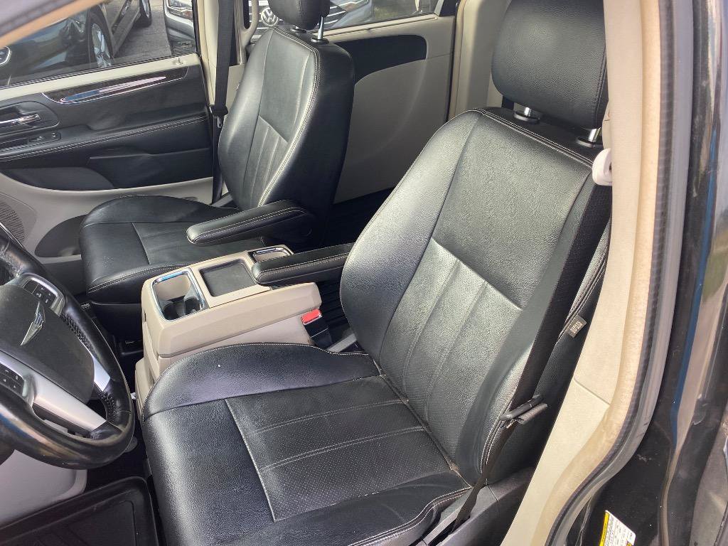 Used 2012 Chrysler Town & Country Touring-L w/ Entertainment Group #2 FWD image 3