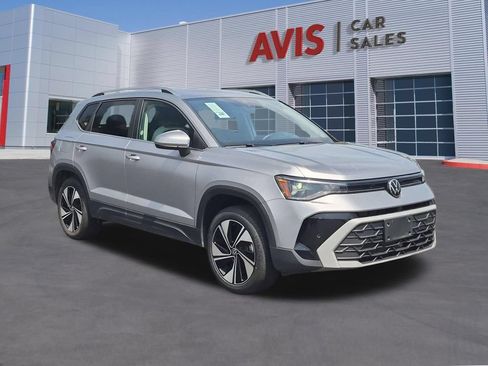 Used 2025 Volkswagen Taos SE AWD/4WD image 3