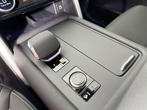 Certified 2024 Land Rover Discovery Dynamic SE image 6