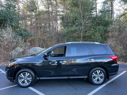 Used 2017 Nissan Pathfinder S image 2