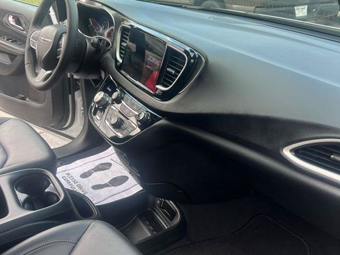 Used 2026 Chrysler Pacifica Select FWD image 16