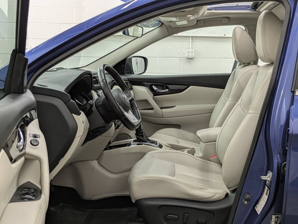 Used 2021 Nissan Rogue Sport SV AWD/4WD image 3